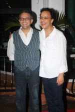 Vidhu Vinod Chopra, Rajesh Mapuskar at Prem Chopra_s bash for the success of Sharman Joshi_s film Ferrari Ki Sawaari on 20th June  2012 (107).JPG